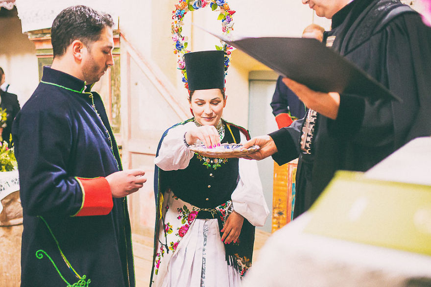 Amazing Pictures From A Romanian Traditional Wedding Amazing Pictures From A Romanian Traditional Wedding