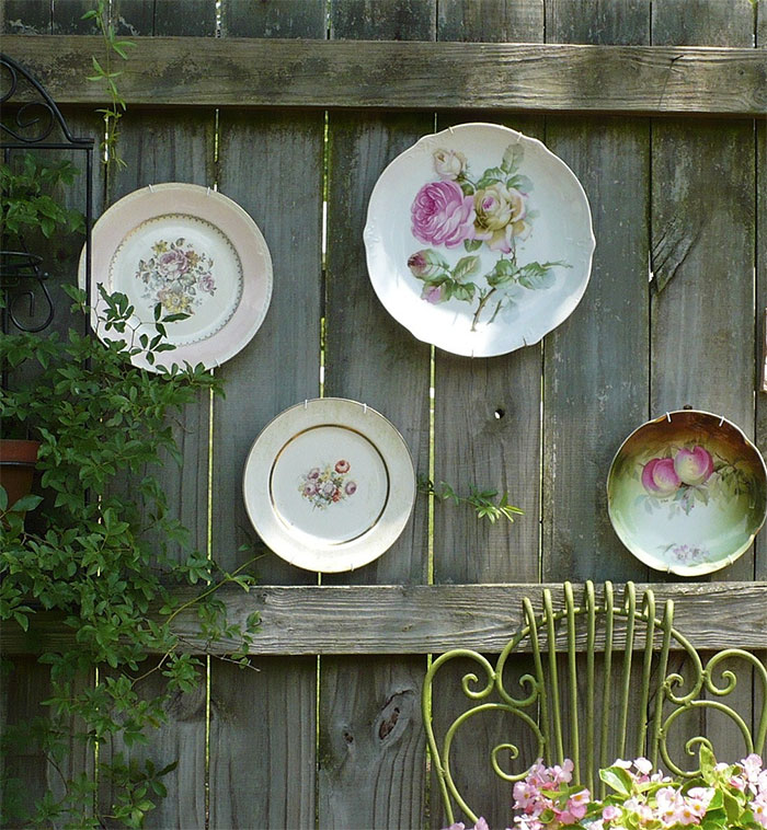 Plates Fence Decor