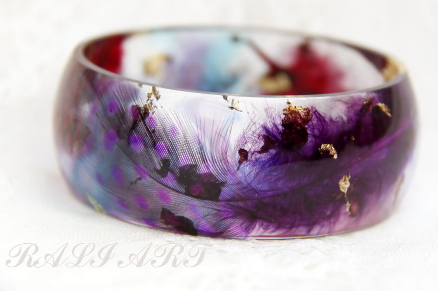 Handmade Jewelry From A Resin And Feathers. Handmade Jewelry From A Resin And Feathers.