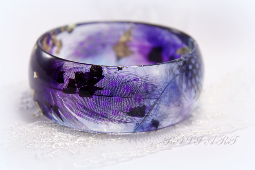 Handmade Jewelry From A Resin And Feathers. Handmade Jewelry From A Resin And Feathers.