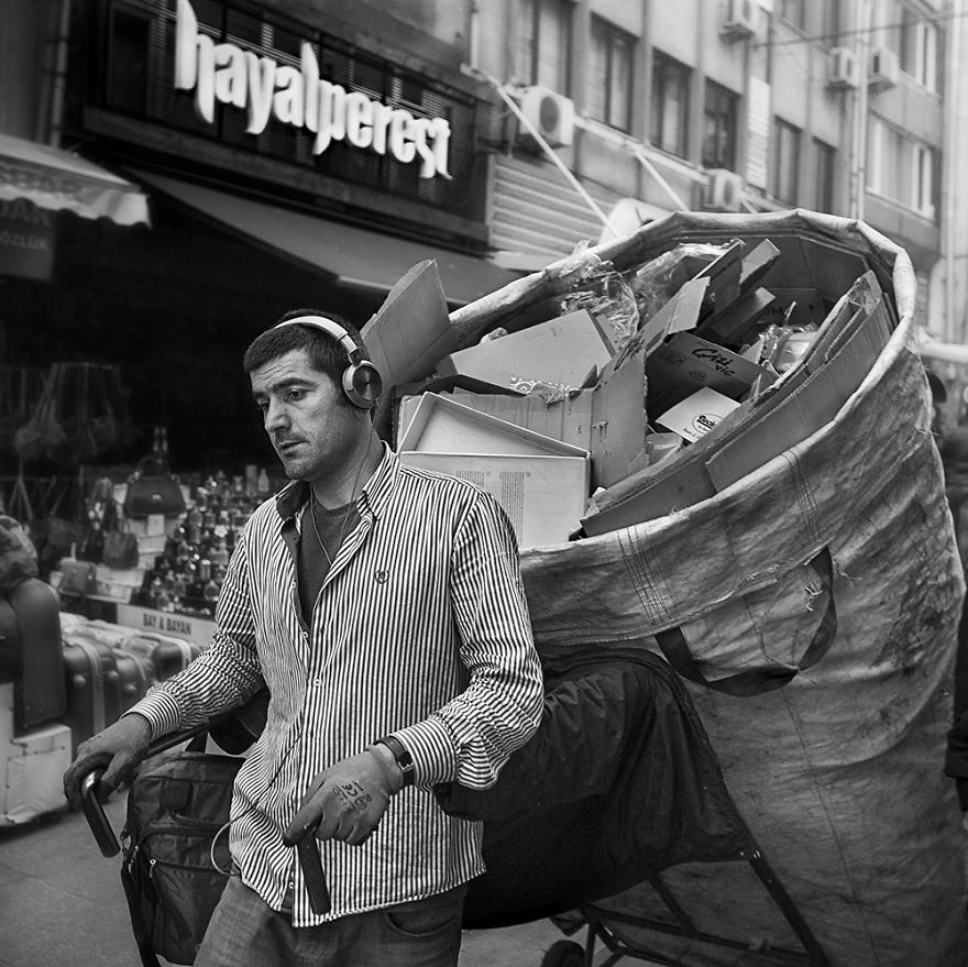 I Photograph The Constantly Changing Street Life Of Istanbul