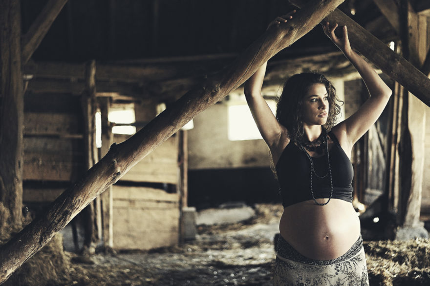 Дама готова дать. Фотосессии беременных в заброшенных зданиях.