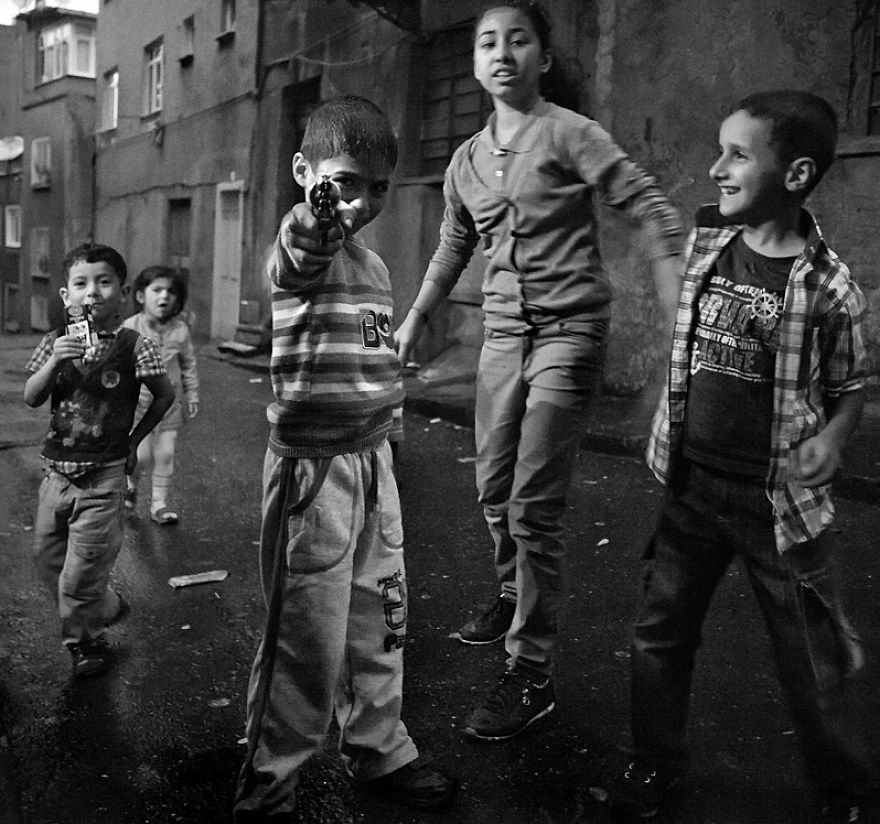 I Photograph The Constantly Changing Street Life Of Istanbul