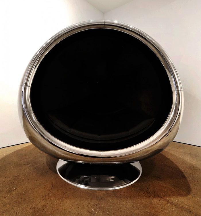 boeing-737-jet-engine-chair-cowling-fallen-furniture-4a boeing-737-jet-engine-chair-cowling-fallen-furniture-4a
