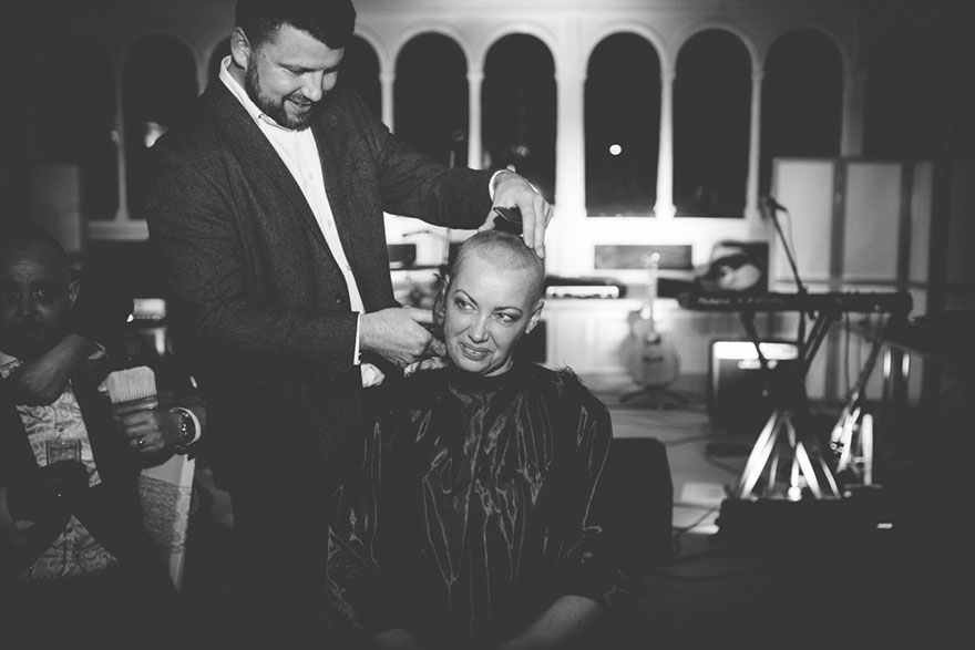 bride-shaves-hair-cancer-terminally-ill-husband-craig-joan-lyons-10 bride-shaves-hair-cancer-terminally-ill-husband-craig-joan-lyons-10