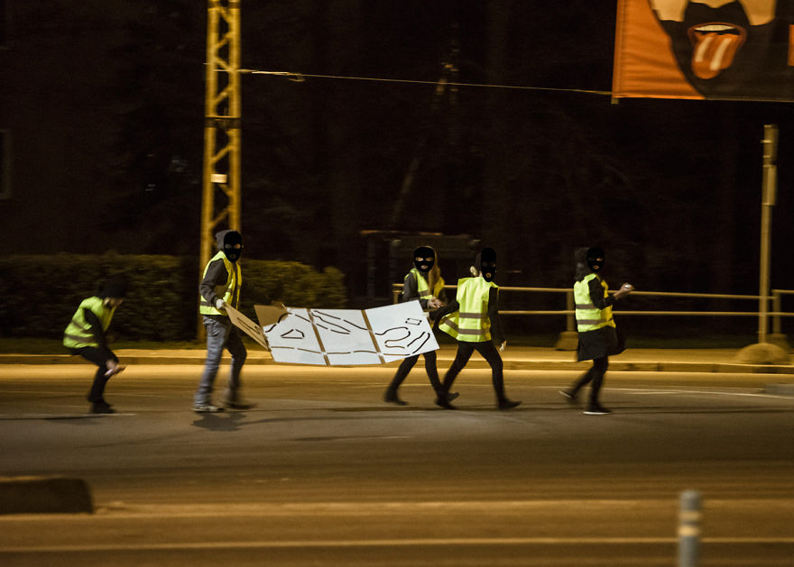 Activists Organize An Illegal Intervention On The Road To Show How Dangerous Smartphones Can Be