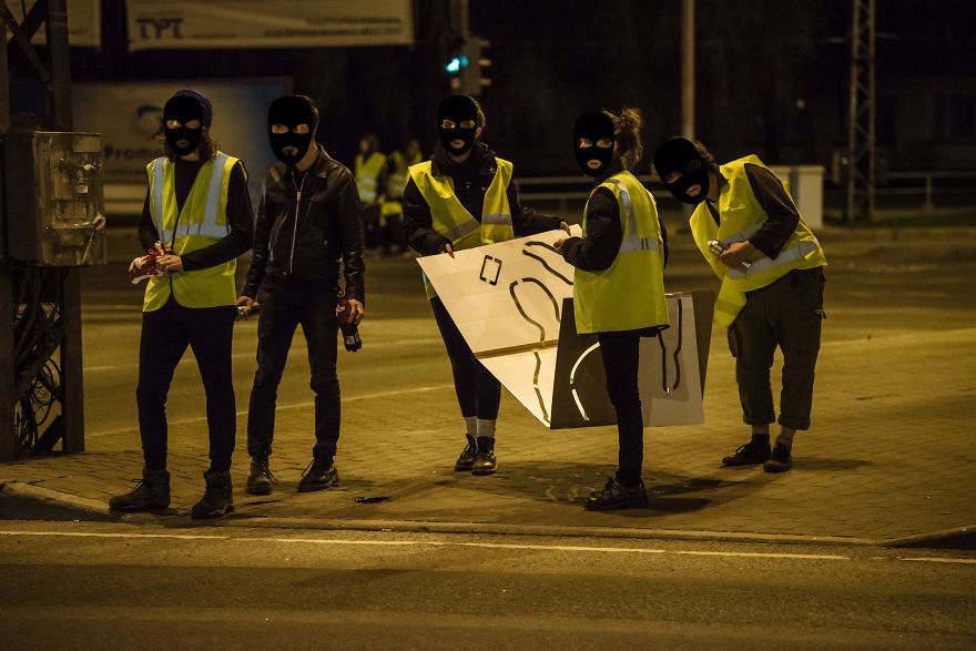 Activists Organize An Illegal Intervention On The Road To Show How Dangerous Smartphones Can Be