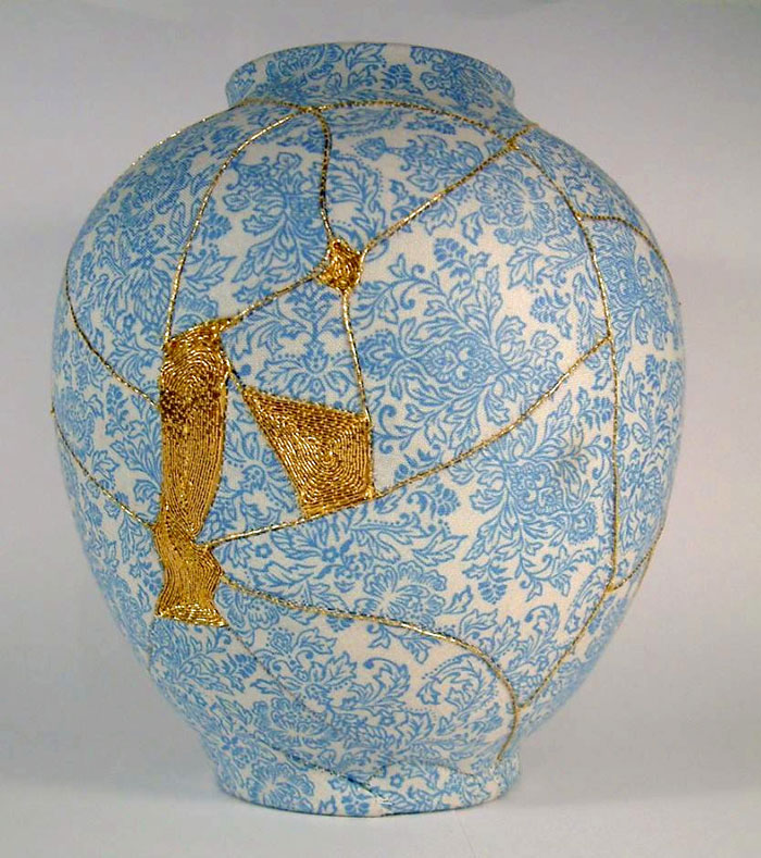 broken-vase-restoration-gold-thread-charlotte-bailey-1b broken-vase-restoration-gold-thread-charlotte-bailey-1b
