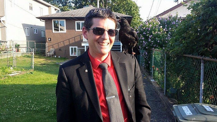 crow-befriends-man-canuck-4