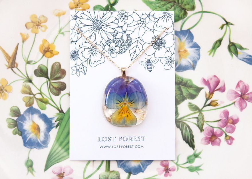 I Handpick Flowers From Irish Woodlands To Transform Them Into Beautiful Jewelry Pieces I Handpick Flowers From Irish Woodlands To Transform Them Into Beautiful Jewelry Pieces