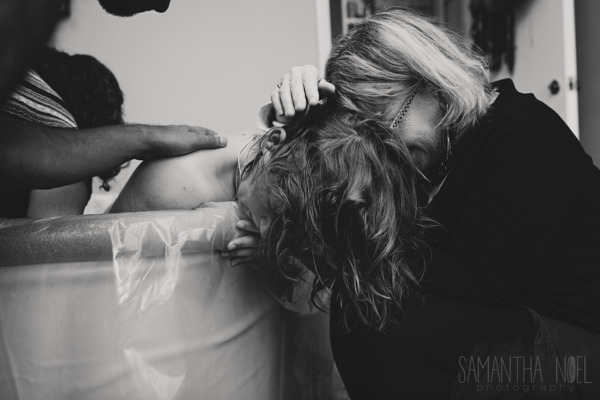 mothers-help-daughters-give-birth-photography-11