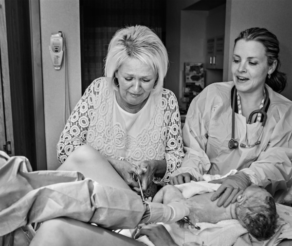 20 Raw Pics Of Mothers Helping Daughters Give Birth