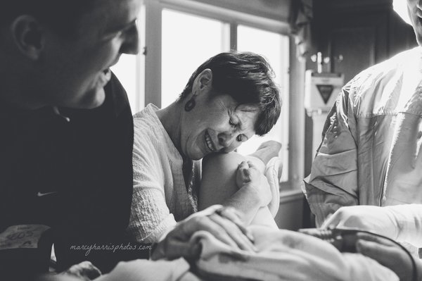 mothers-help-daughters-give-birth-photography-3