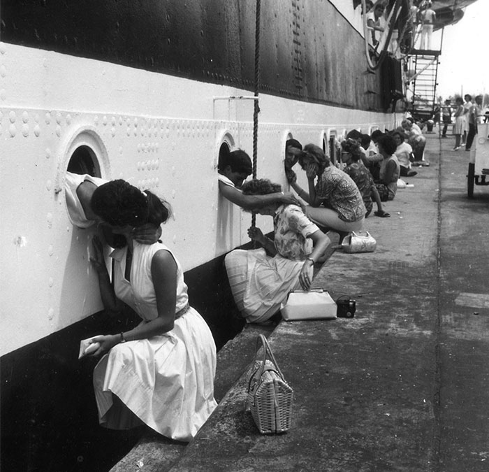 62 Historic Photos Of Love During Wartime