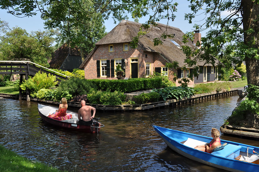 water-village-no-roads-canals-giethoorn-netherlands-3 water-village-no-roads-canals-giethoorn-netherlands-3