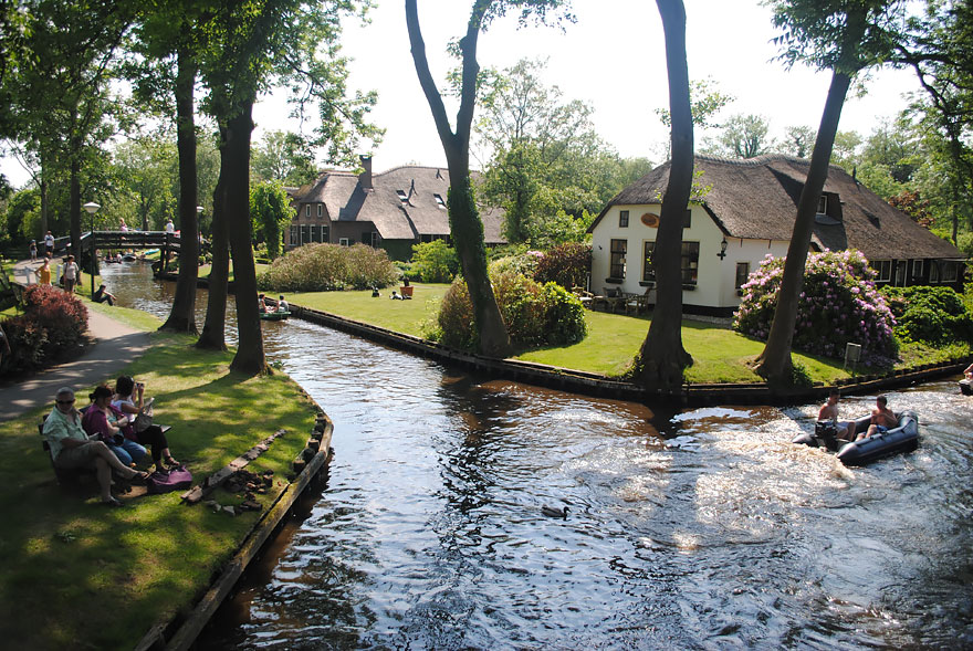 water-village-no-roads-canals-giethoorn-netherlands-5 water-village-no-roads-canals-giethoorn-netherlands-5
