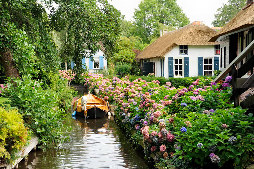 water-village-no-roads-canals-giethoorn-netherlands-9 water-village-no-roads-canals-giethoorn-netherlands-9