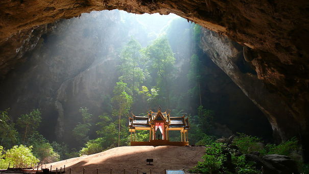 1280px-Phraya_Nakhon_Cave-576fe0b213cc5.jpg