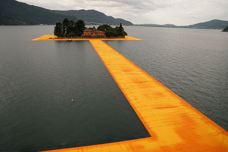 floating-piers-open-christo-jeanne-claude-italy-11 floating-piers-open-christo-jeanne-claude-italy-11