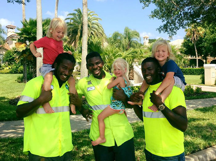2-Year-Old Triplets Become Best Friends With Their Garbage Collectors (10+ Pics)