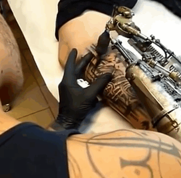 prosthetic-arm-tattoo-artist-jc-sheitan-tenet-jl-gonzal-1 prosthetic-arm-tattoo-artist-jc-sheitan-tenet-jl-gonzal-1