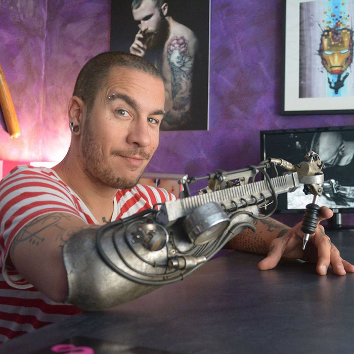 prosthetic-arm-tattoo-artist-jc-sheitan-tenet-jl-gonzal-1 prosthetic-arm-tattoo-artist-jc-sheitan-tenet-jl-gonzal-1