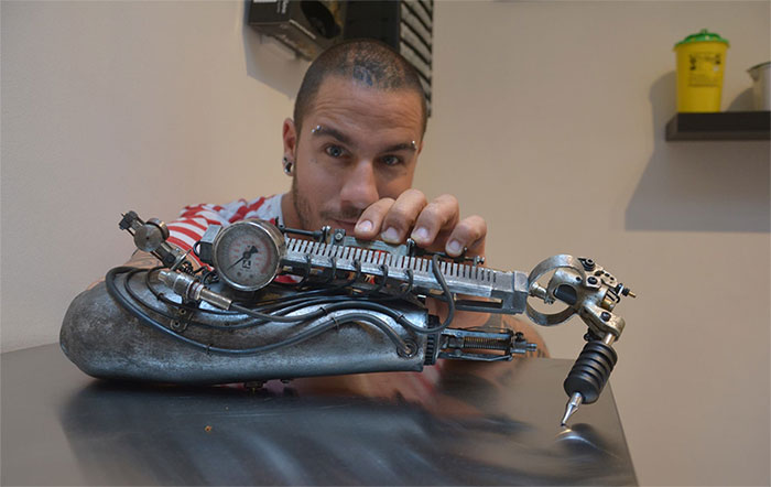 prosthetic-arm-tattoo-artist-jc-sheitan-tenet-jl-gonzal-2 prosthetic-arm-tattoo-artist-jc-sheitan-tenet-jl-gonzal-2