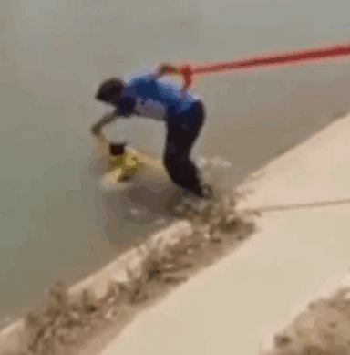 sikh-man-removes-turban-save-drowning-dog-5