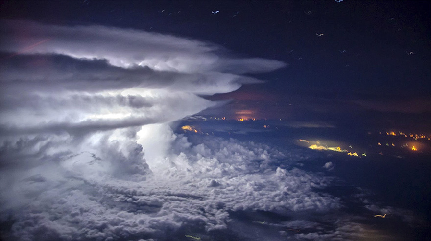Pilot Flies Above The Thunderstorm To Get A Perfect Shot Of It At 37,000 Feet Pilot Flies Above The Thunderstorm To Get A Perfect Shot Of It At 37,000 Feet