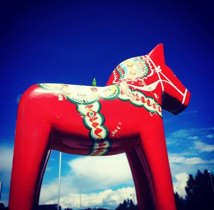 This Cheerful Gnome Is Travelling The World And He'll Make You Want To Travel Too