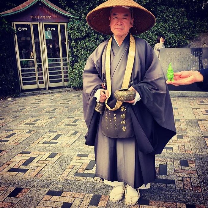 This Cheerful Gnome Is Travelling The World And He'll Make You Want To Travel Too