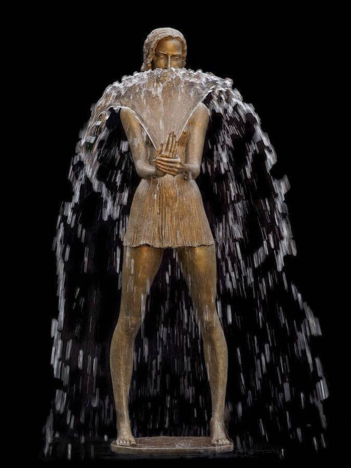 Polish Sculptor Makes Water Complete Her Bronze Fountain Sculptures Polish Sculptor Makes Water Complete Her Bronze Fountain Sculptures