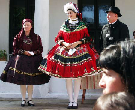 hagyomanyos-magyar-sarkozi-eskuvoi-nepviselet-1-579135dc160c5.jpg