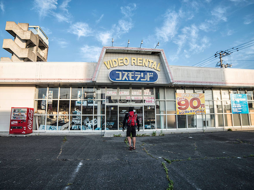 man-sneaks-into-fukushima-exlusion-zone-today-19 man-sneaks-into-fukushima-exlusion-zone-today-19