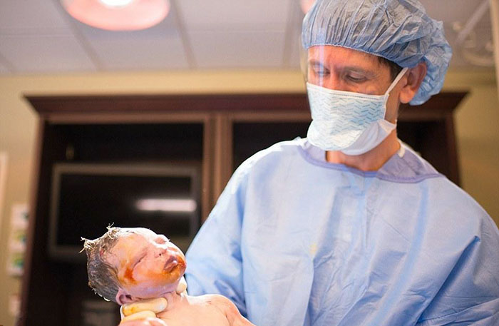 mother-photographs-her-child-birth-labour-lisa-robinson-1 mother-photographs-her-child-birth-labour-lisa-robinson-1