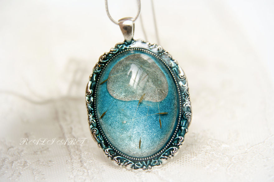 I Create Romantic Jewelry From Resin And Flowers