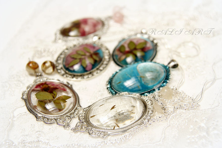 I Create Romantic Jewelry From Resin And Flowers