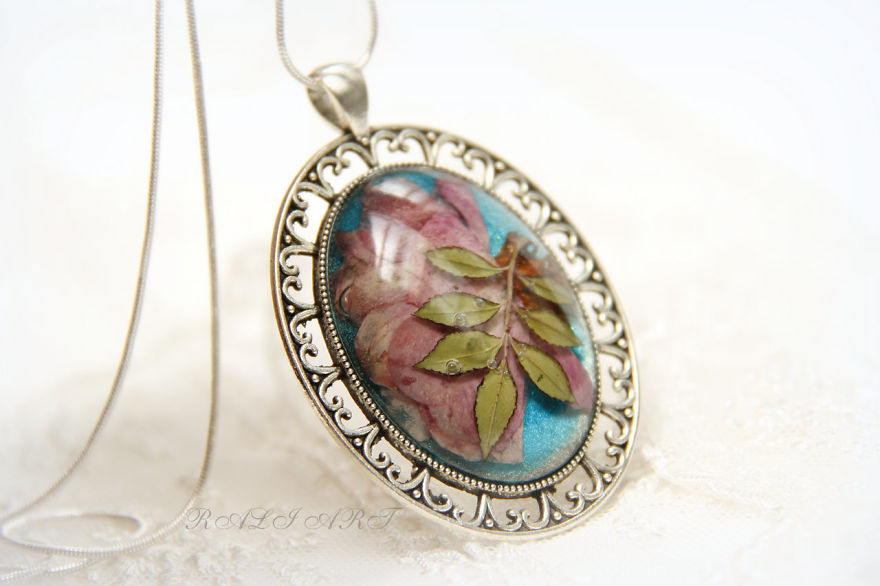 I Create Romantic Jewelry From Resin And Flowers