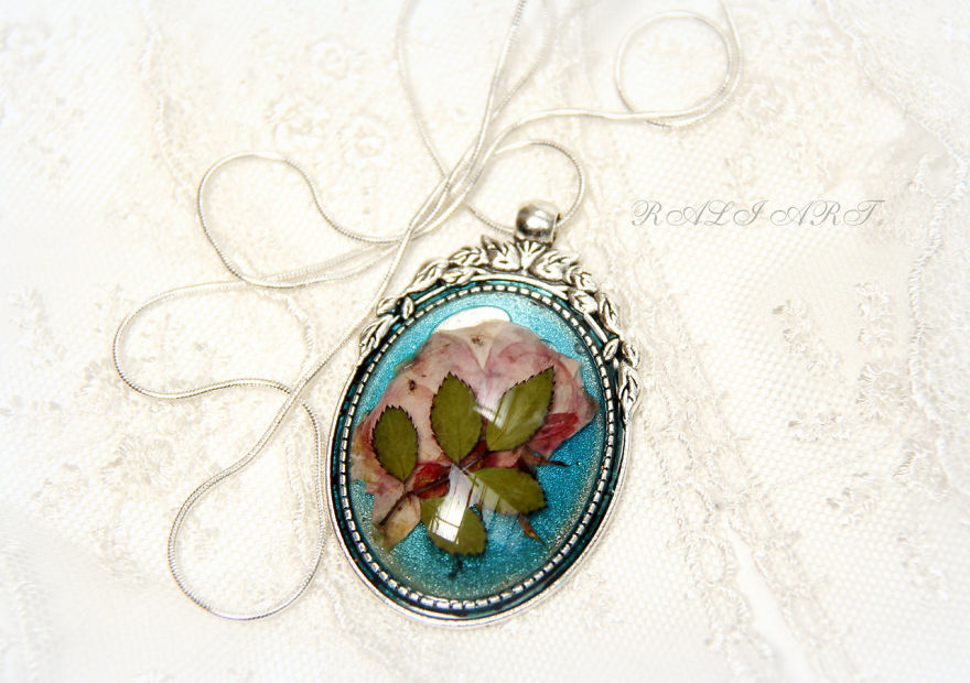 I Create Romantic Jewelry From Resin And Flowers