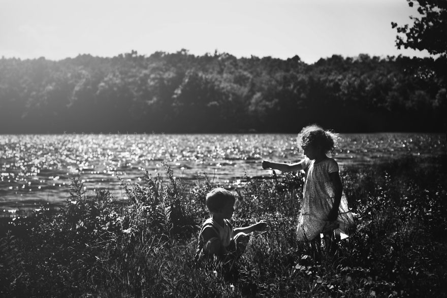 I Create Black & White Images Showing The Best Childhood Memories Are Made Without Technology