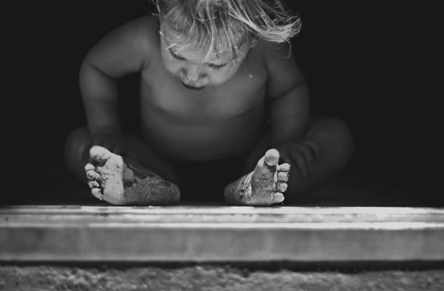 I Create Black & White Images Showing The Best Childhood Memories Are Made Without Technology