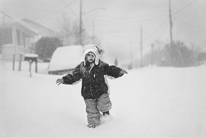 I Create Black & White Images Showing The Best Childhood Memories Are Made Without Technology