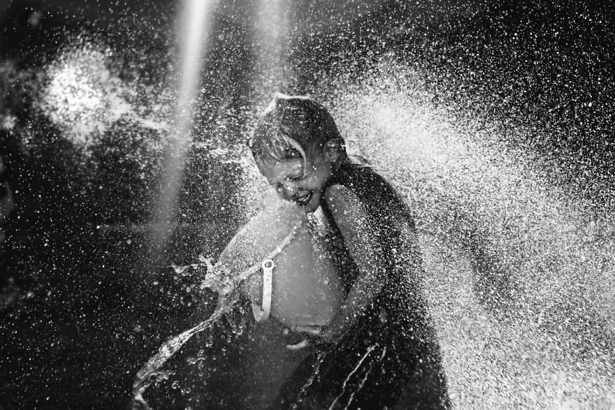 I Create Black & White Images Showing The Best Childhood Memories Are Made Without Technology