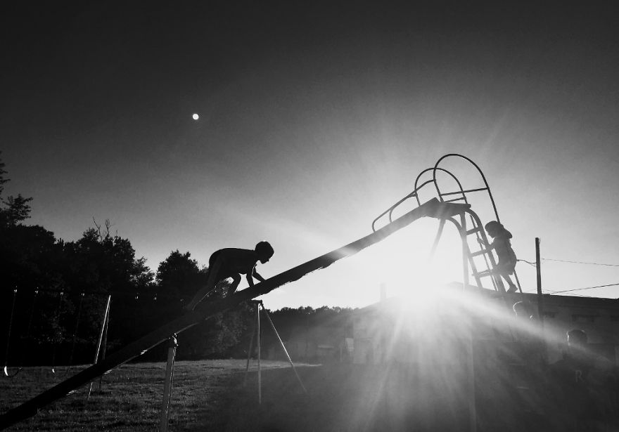 I Create Black & White Images Showing The Best Childhood Memories Are Made Without Technology