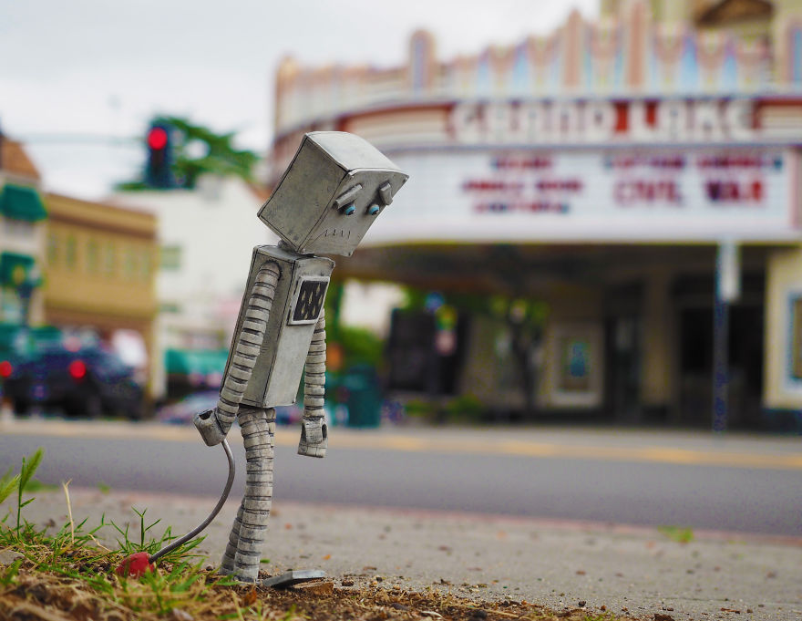 I Wrote, Sculpted, And Photographed A Sad Story About One Of My Ceramic Robots I Wrote, Sculpted, And Photographed A Sad Story About One Of My Ceramic Robots