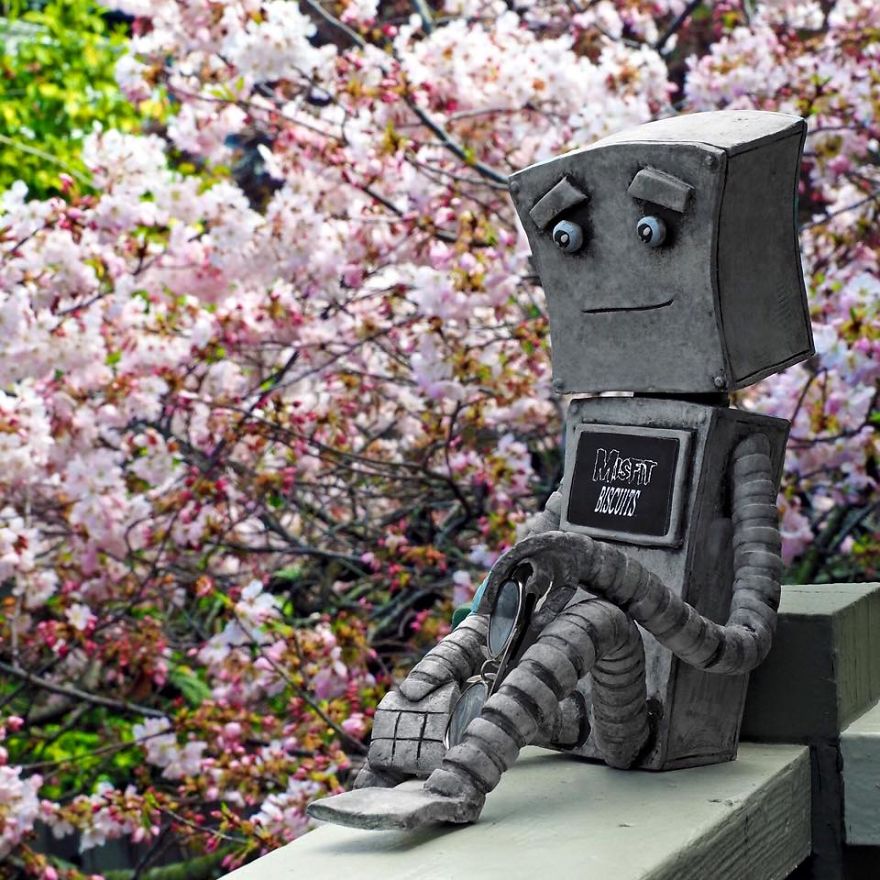 I Wrote, Sculpted, And Photographed A Sad Story About One Of My Ceramic Robots