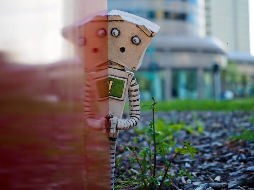 I Wrote, Sculpted, And Photographed A Sad Story About One Of My Ceramic Robots I Wrote, Sculpted, And Photographed A Sad Story About One Of My Ceramic Robots