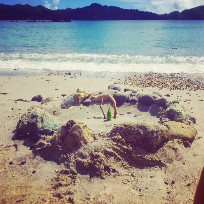 This Cheerful Gnome Is Travelling The World And He'll Make You Want To Travel Too