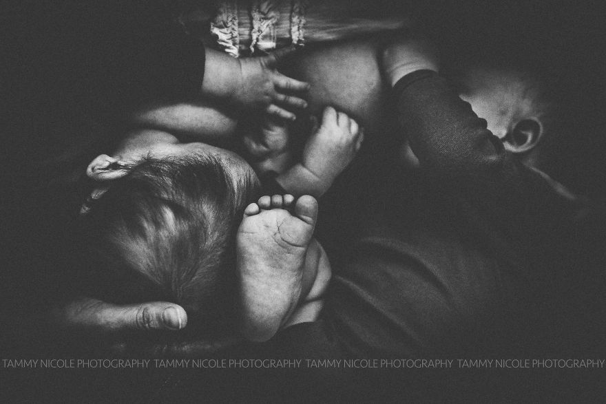 Photographer Shares Nursing Photos To Support The World Breastfeeding Week 2016