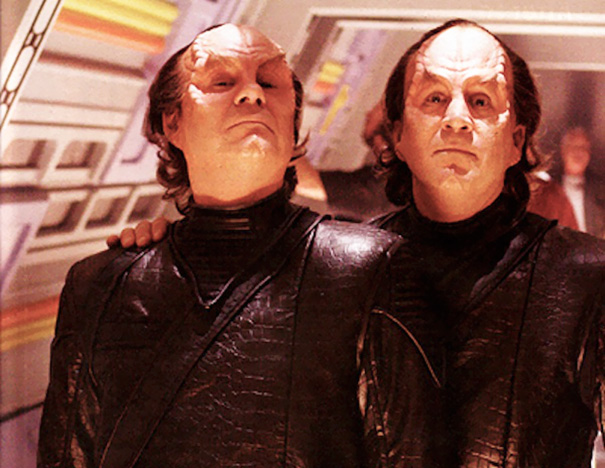 Two Hollywood actors in alien costumes showing the use of celebrities’ body doubles on set.